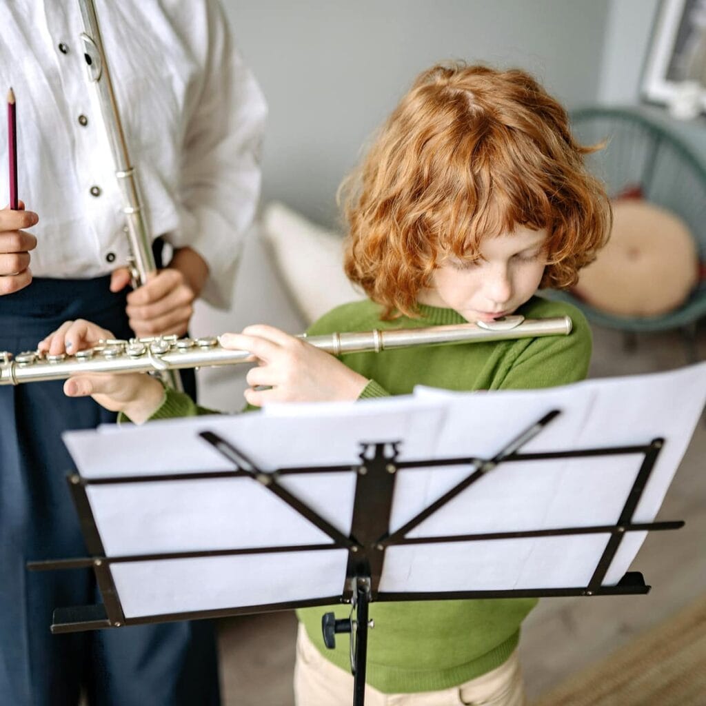 Enfant apprenant la flûte traversière à domicile avec un professeur de musique à Montréal