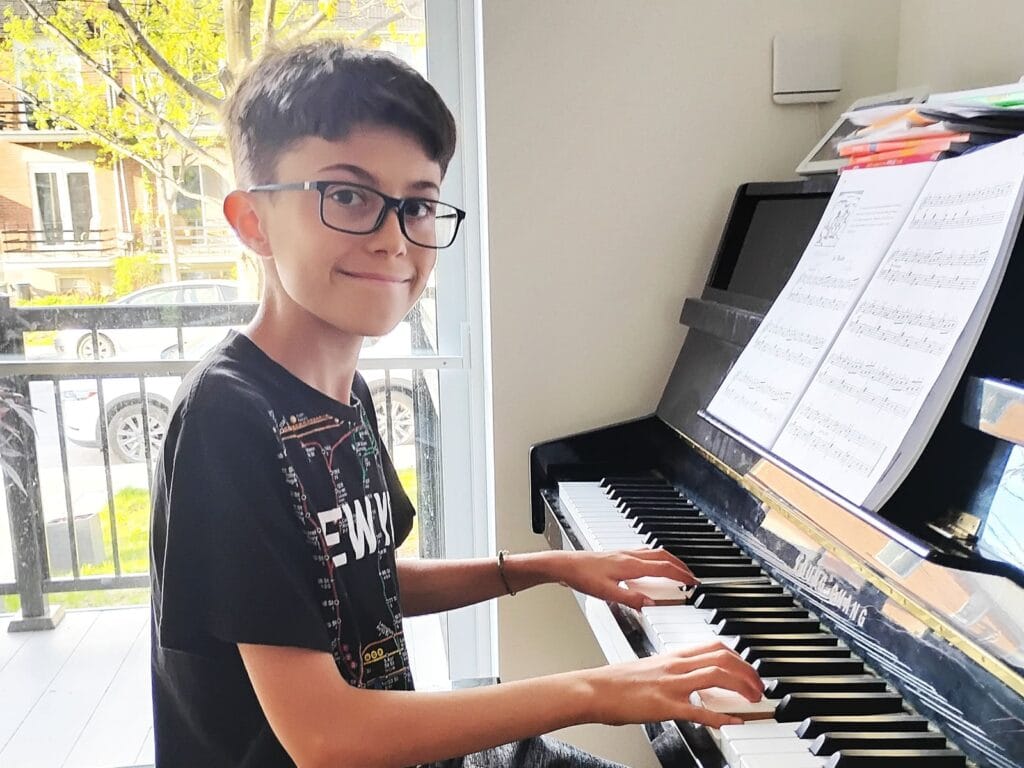 Enfant apprenant le piano à domicile dans un environnement lumineux