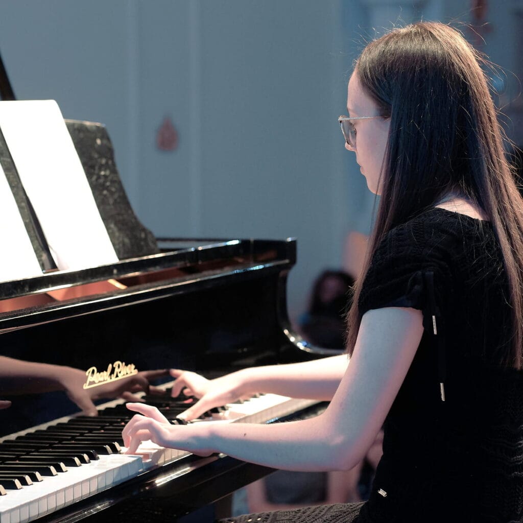 Adulte qui pratique le piano à domicile lors d'un cours de piano à Laval.