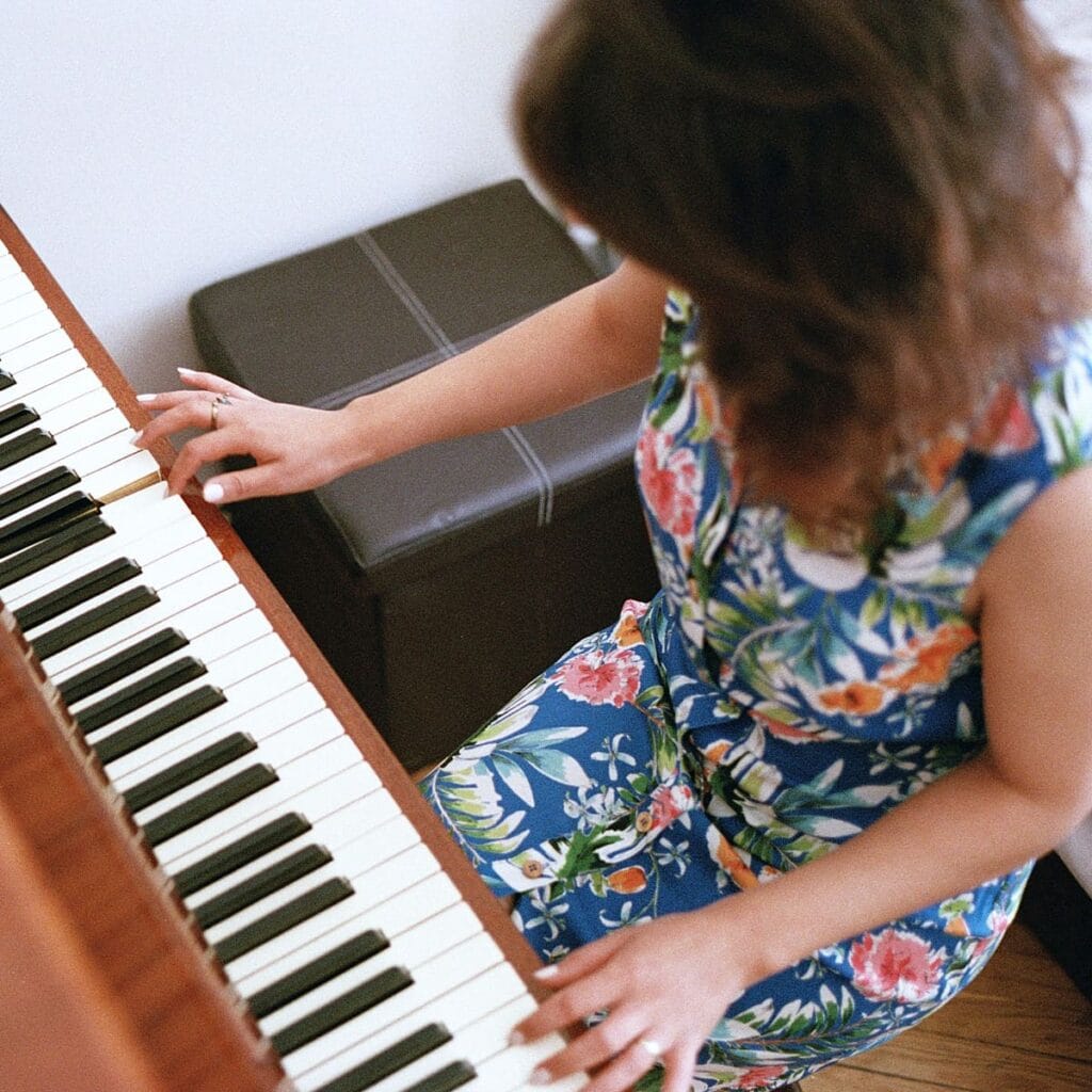 Femme adulte apprenant le piano à domicile
