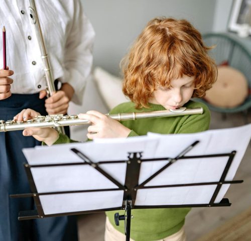Enfant apprenant la flûte traversière à domicile avec un professeur de musique à Montréal